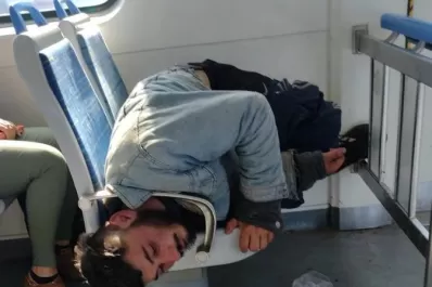 Video: quiso dormir en el tren y se le atoró la cabeza en el apoya brazos del asiento