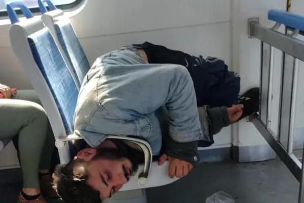 Video: quiso dormir en el tren y se le atoró la cabeza en el apoya brazos del asiento