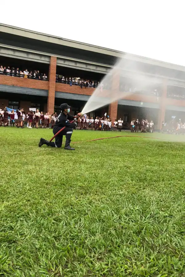 JORNADA DE CAPACITACIÓN. Bomberos voluntarios de Yerba Buena dieron una charla para estudiantes.