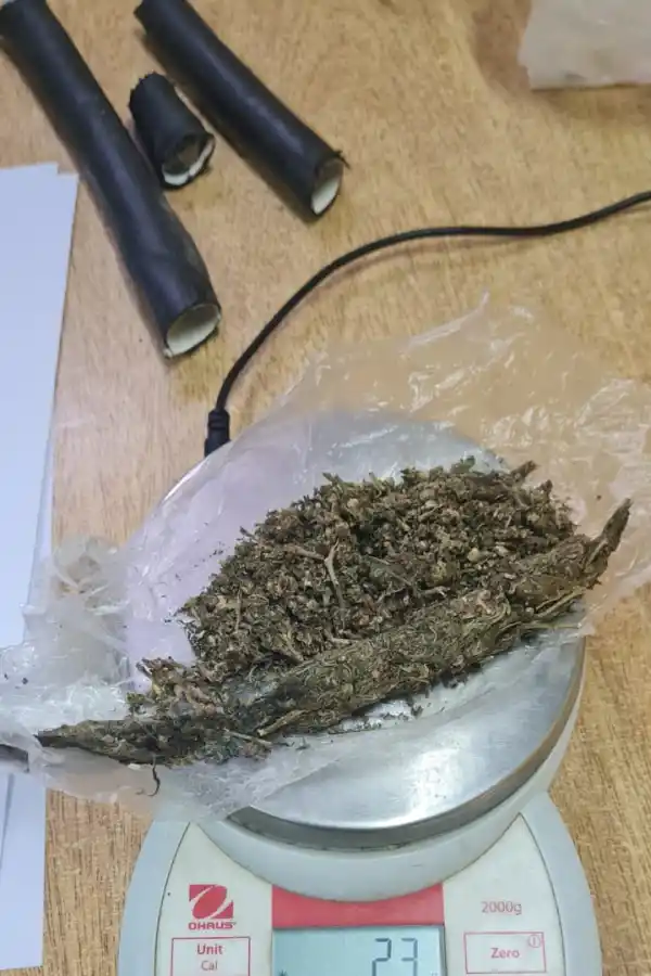 Penal de Concepción: encuentran drogas en las ojotas de un preso y en una maguera