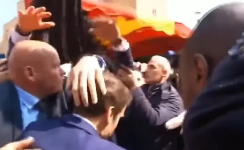 Macron fue recibido a tomatazos en un acto, tras ganar la reelección