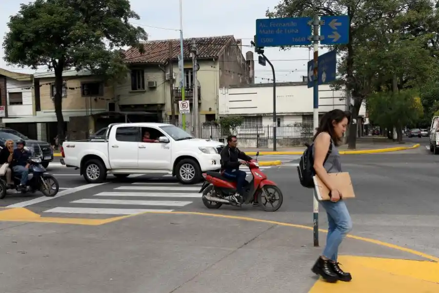 INFRACCIONES FRECUENTES. Conductores que no respetan la senda peatonal y motociclistas que manejan sin casco. LA GACETA / FOTO DE JOSÉ NUNO 
