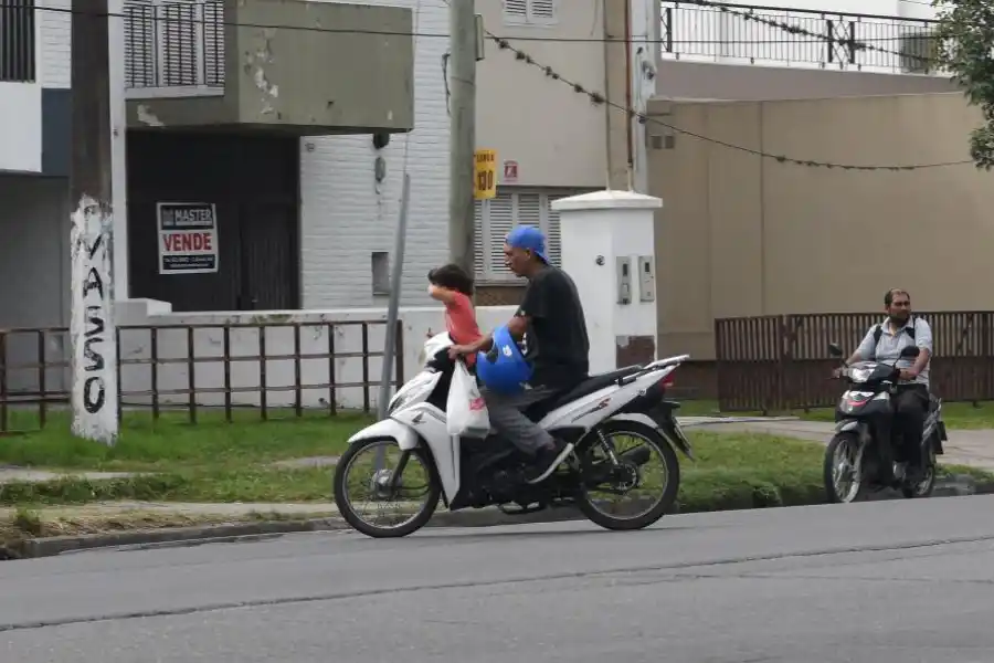 CONDUCTAS DE RIESGO. Llevar niños de forma inadecuada en las motos es algo habitual en las calles tucumanas. LA GACETA / FOTO DE JOSÉ NUNO