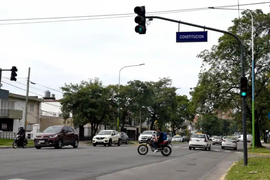 INFRACCIONES FRECUENTES. Conductores que no respetan la senda peatonal y motociclistas que manejan sin casco.