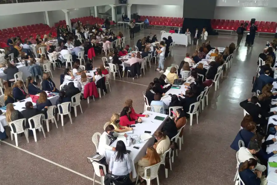 EN EL COLEGIO LA MERCED. La mesa de diálogo convocada por el Ministerio de Educación para analizar la implementación de la jornada extendida en el Nivel Inicial. Foto de LA GACETA / Analía Jaramillo