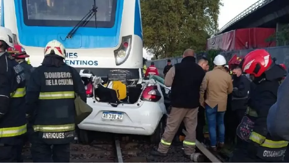 Así quedó el auto atropellado por el Ferrocarril Sarmiento | TÉLAM