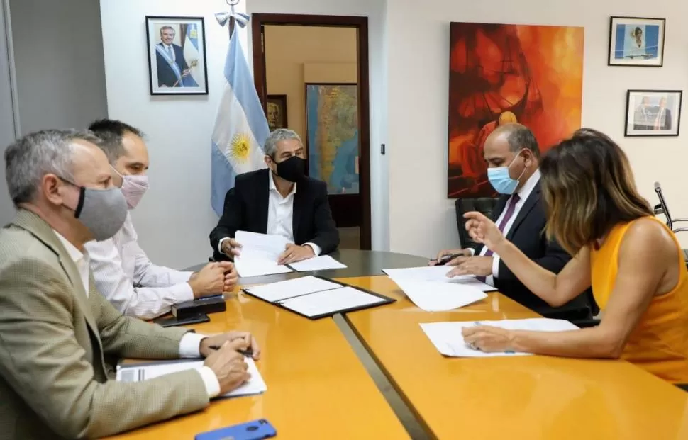 EN ENERO DE 2021. Ferraresi y Manzur firman los convenios para construir 3.600 viviendas en Tucumán.  