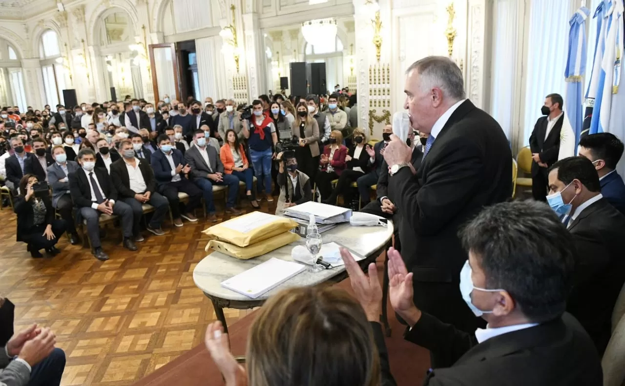 EN CASA DE GOBIERNO. El gobernador Osvaldo Jaldo encabezó el acto en el Salón Blanco. Foto de Prensa Gobernación