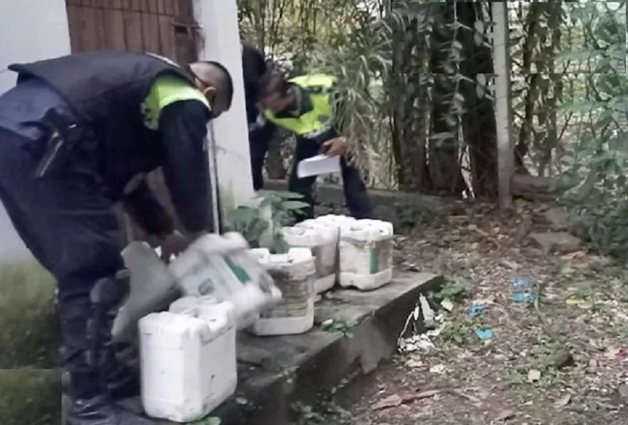 Yerba Buena: la policía debió rescatar bidones que contenían químicos valuados en US$ 4000 dólares