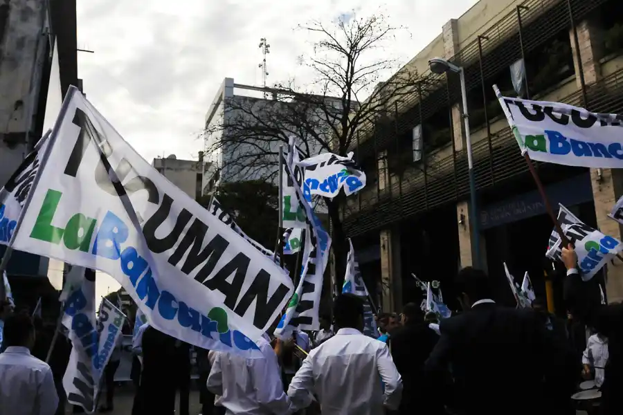 RECLAMO. Los bancarios saldrán hoy a las calles a manifestarse en contra de la propuesta de las entidades financieras.