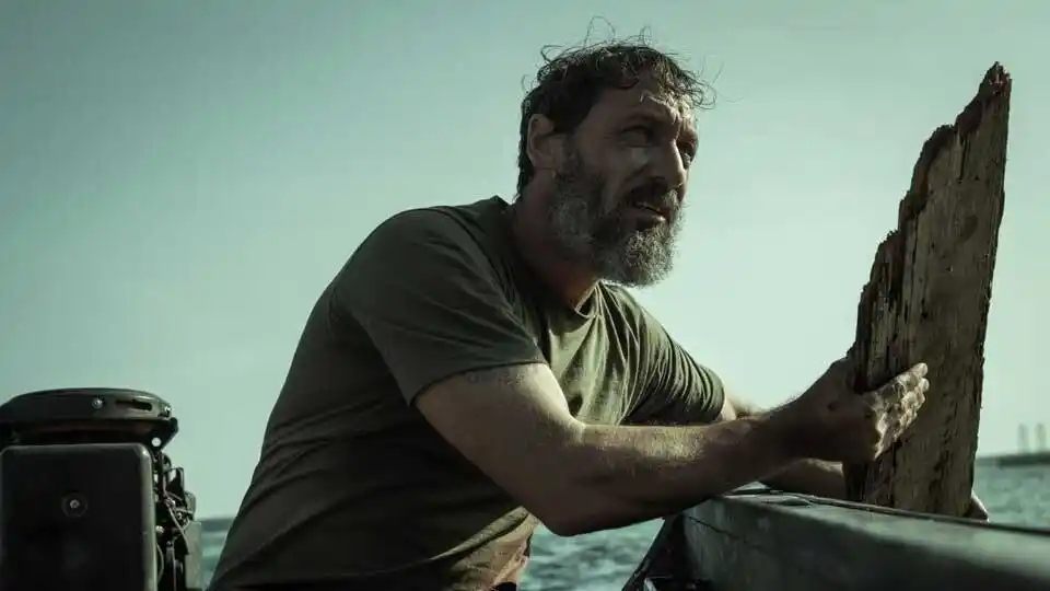 EN ALTA MAR. Sobrevivientes de un naufragio en “La Encomienda”.