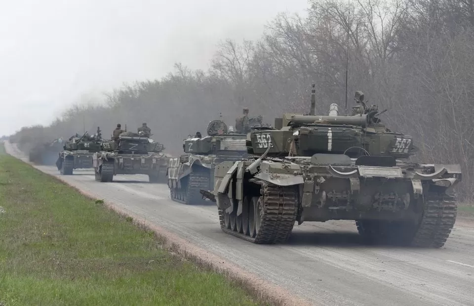 Tanques de tropas prorrusas conducen a lo largo de una carretera durante el conflicto Ucrania-Rusia cerca de la ciudad portuaria sureña de Mariupol, Ucrania. (Reuters)
