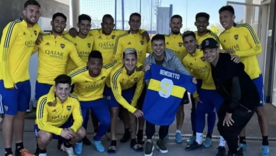 Mauro Zárate pasó por el entrenamiento de Boca y se sacó un a foto con el cantante Tobias Medrano y los jugadores.