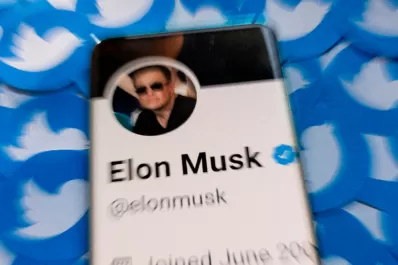 Musk prometió a los inversores reducir los sueldos y ganará dinero con los tuits