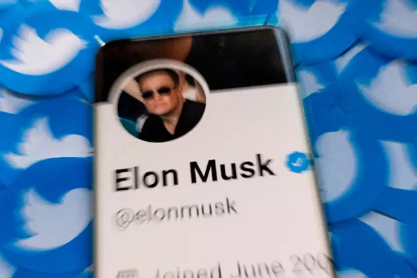 Musk prometió a los inversores reducir los sueldos y ganará dinero con los tuits