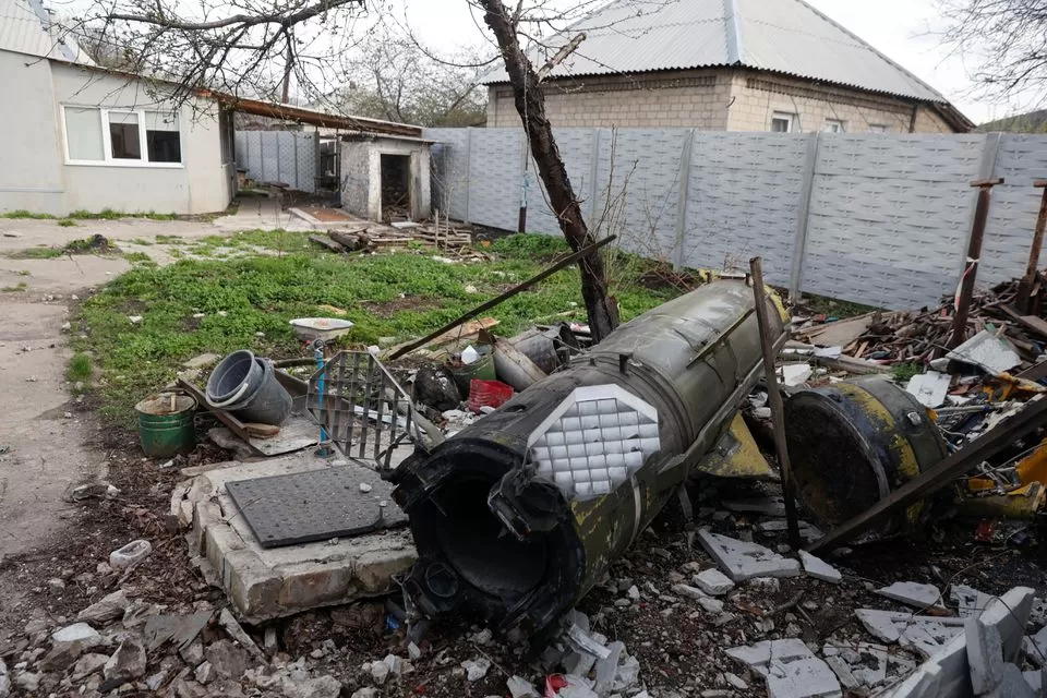Se ven restos de un misil en el patio de una casa residencial, mientras continúa el ataque de Rusia contra Ucrania, en Lysychansk. (Reuters)