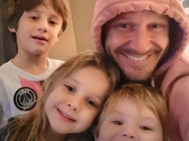 La tierna selfie de Benjamín Vicuña junto a sus hijos
