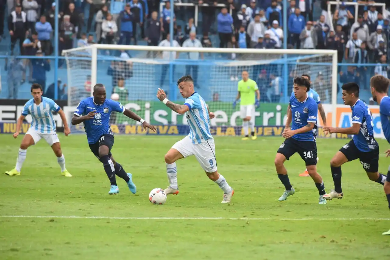 BUEN JUEGO. Lotti conduce un ataque 