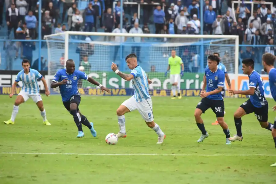 BUEN JUEGO. Lotti conduce un ataque 