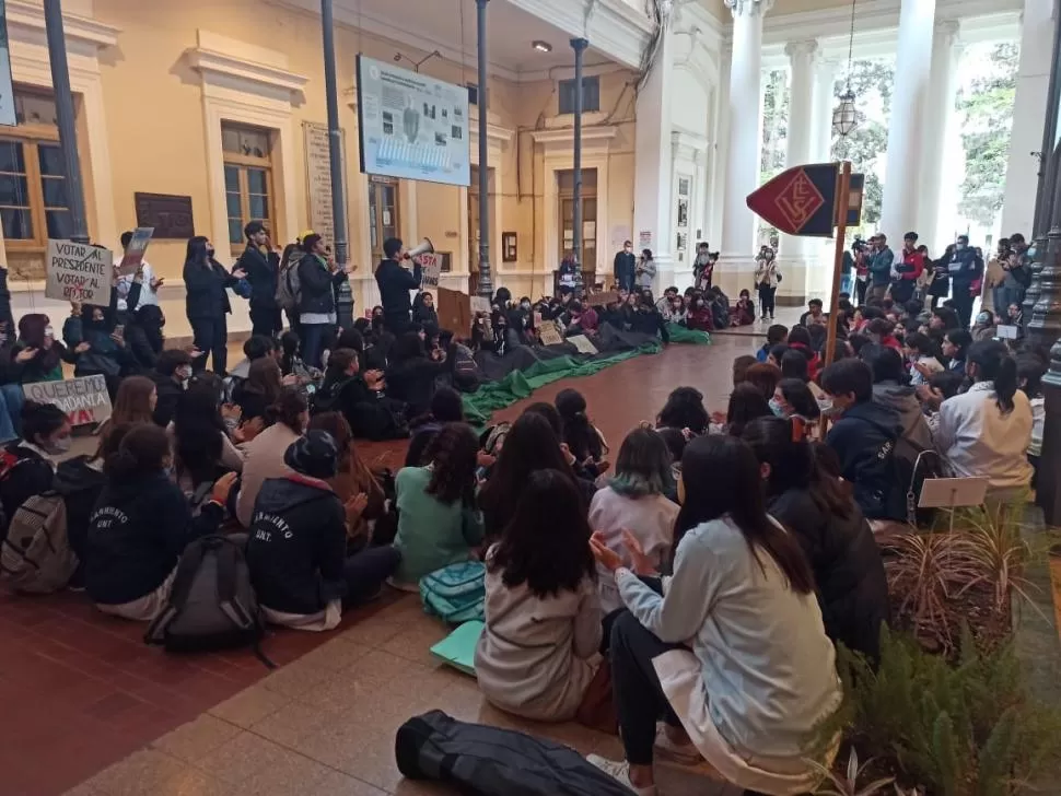 PATIO DEL RECTORADO. Allí se manifestaron ayer los estudiantes. La Gaceta / foto de Bárbara Nieva  