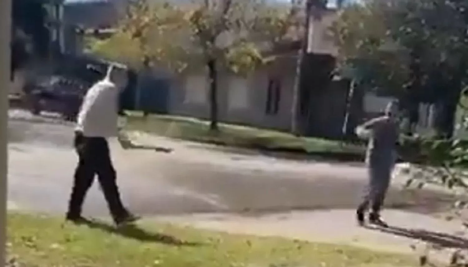 Video: enfureció con su vecino porque no barría la vereda: le cortó los dedos con un machete