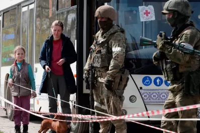 Evacuaron a 50 personas en de la siderúrgica de Mariúpol
