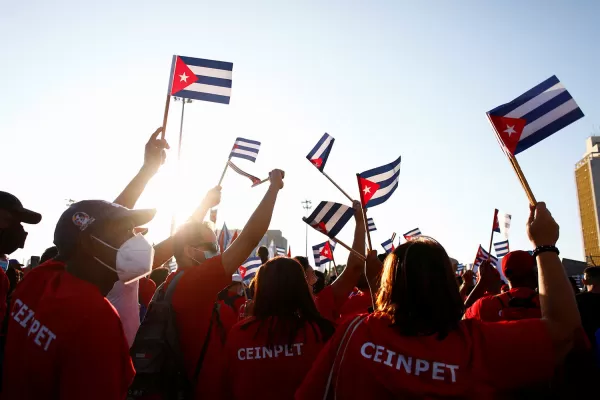 Miles de cubanos marchan en el Día del Trabajador