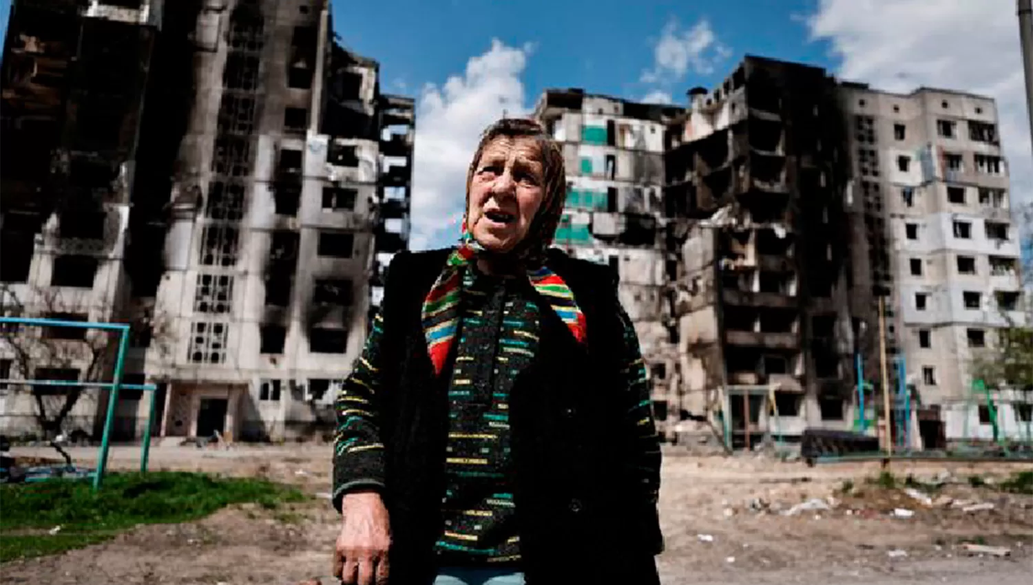 AFUERA DE KIEV. Una mujer fue retratada delante de un complejo de edificios bombardeado en Borodianka.