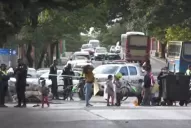 Protesta en avenida Sarmiento en contra de un posible desalojo de una fundación