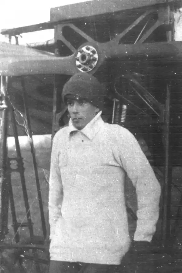 AVIÓN Y AVIADOR. Matienzo junto a su nave antes de salir a volar. 