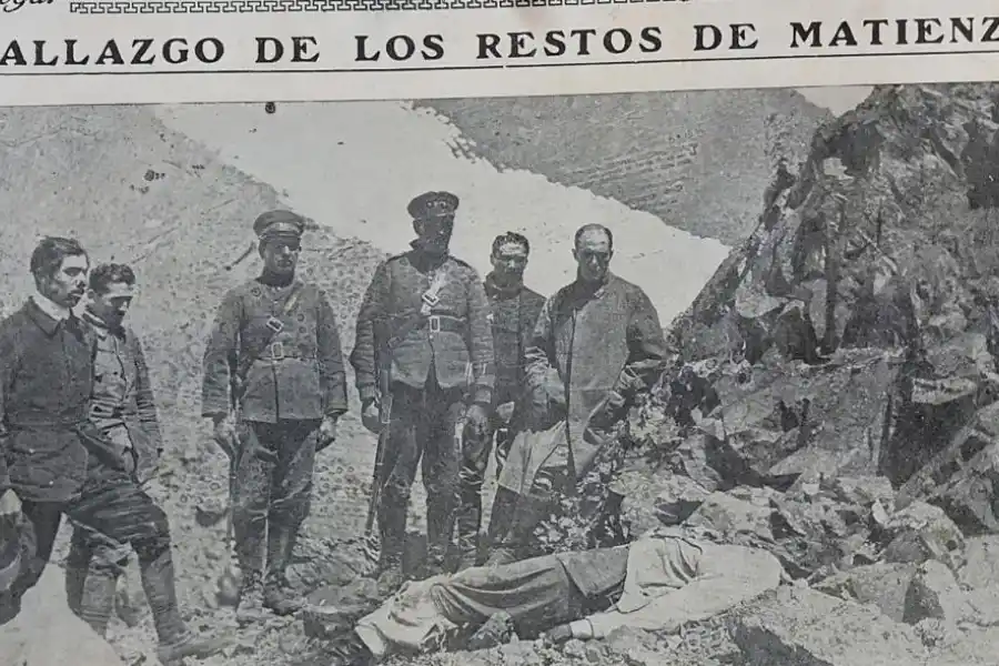JUNTO AL HÉROE. El equipo de rescate observa los restos del teniente Matienzo junto a la roca donde terminó su caminata.  