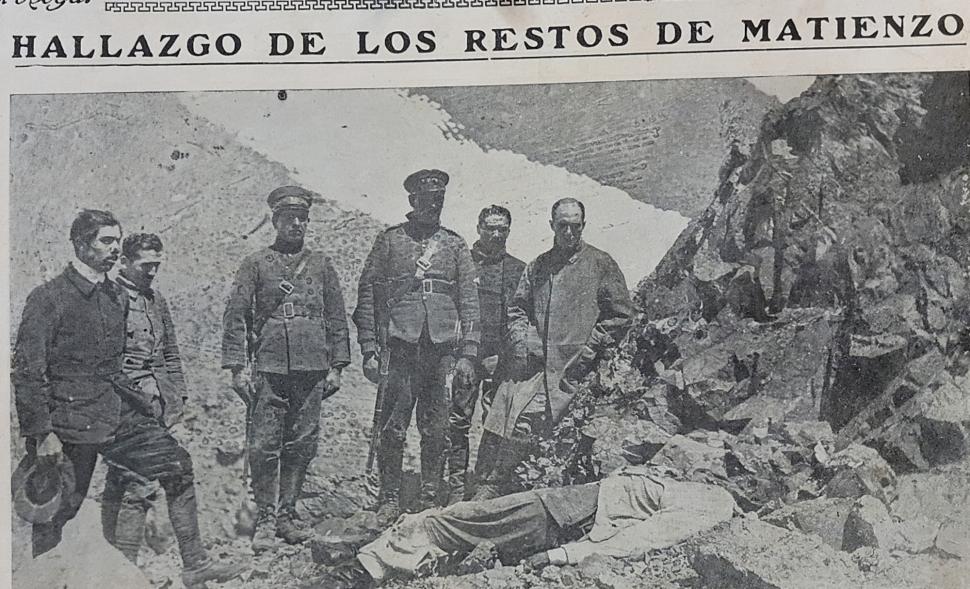 JUNTO AL HÉROE. El equipo de rescate observa los restos del teniente Matienzo junto a la roca donde terminó su caminata.  