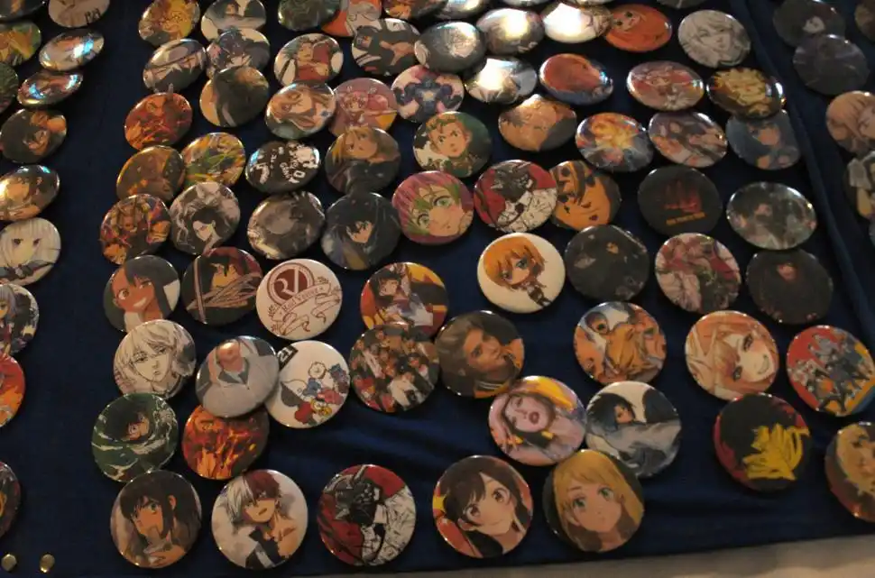 STANDS. Hubo pequeños negocios en los cuales se vendían cartas, autos en escala, cómics, pines y collares, juegos de mesa, figuras de acción y videojuegos vintage.