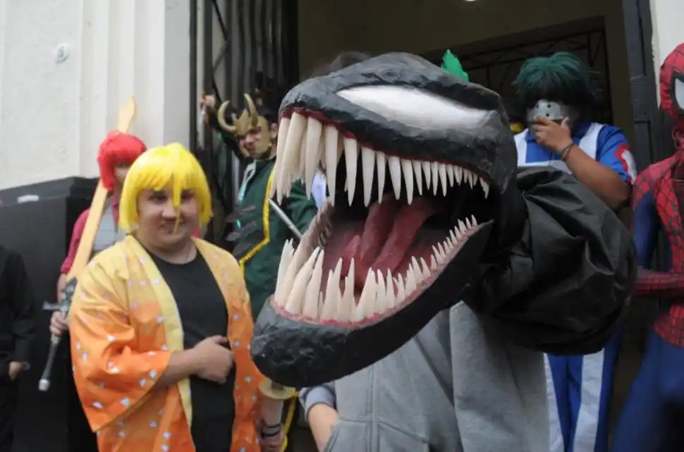 ACTIVIDADES. El evento tuvo lugar en la biblioteca Círculo del Magisterio (Las Heras 25). Los visitantes participaron de sorteos, shows musicailes y sesiones de fotos. De fondo, no faltaron canciones de los setenta y los ochenta. 