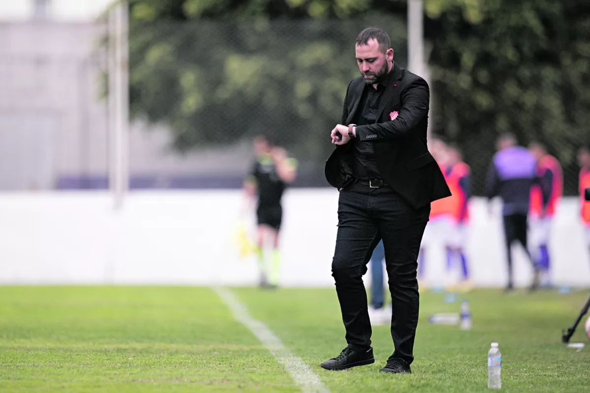 ANSIOSO. De Muner sobre el final del partido, mira su reloj para festejar la vuelta a la victoria, tras  sufrir dos derrotas consecutivas. El equipo volvió a mostrar carácter y no le pierde pisada al líder, Belgrano.