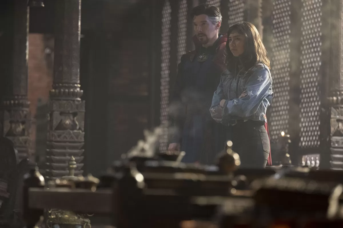 DIVERSIDAD. La sexualidad de América Chavez, que en la escena aparece junto al Dr. Strange, es síntoma de apertura por parte de Marvel.Escarlata) en la nueva película de la saga.