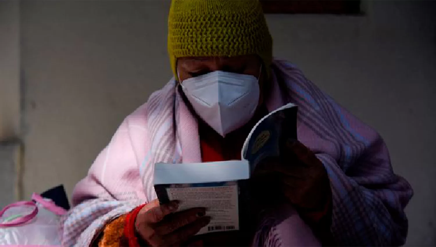 MENOS BARRERAS. Una mujer privada de su libertad lee en una prisión de Bolivia.