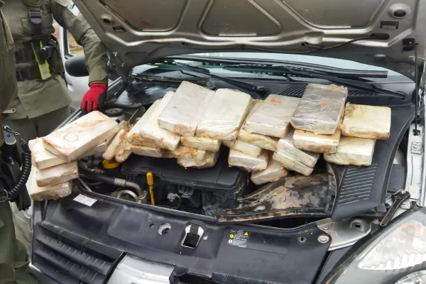 Encontraron 28 kilos de cocaína en el capó de un auto que se dirigía a Tucumán