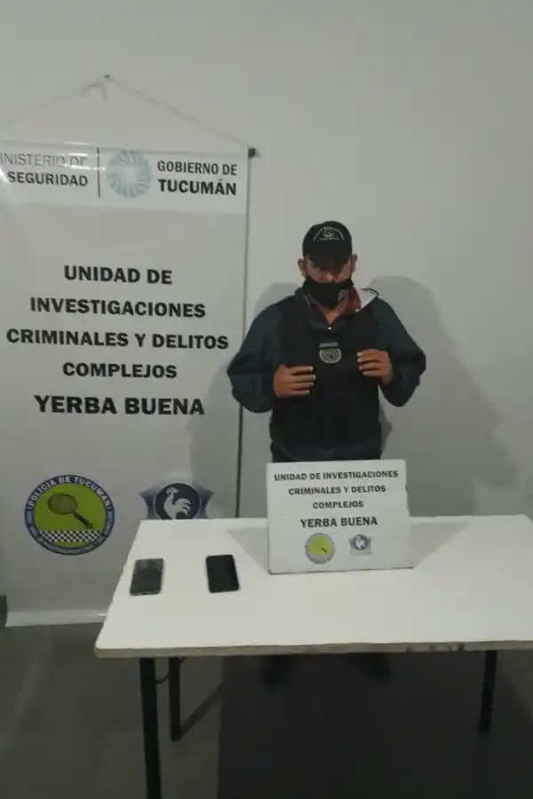 PRUEBAS. Un policía custodia los dos celulares que secuestraron. 