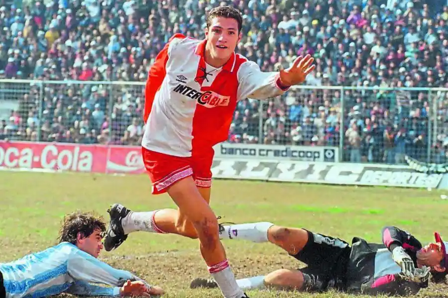 Imparable. Diego Klimowicz acaba de marcar el 3-1 ante el inútil intento de Jorge Jerez y Pogany.