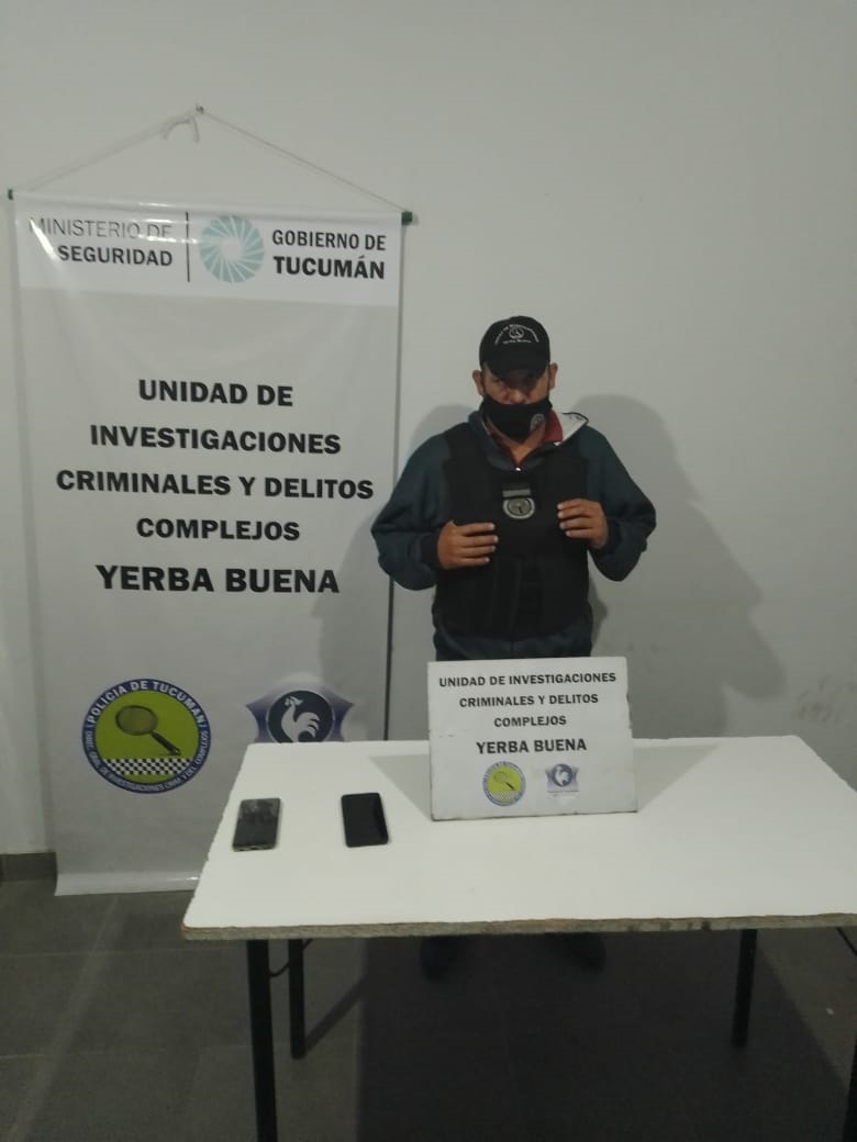 PRUEBAS. Un policía custodia los dos celulares que secuestraron. 