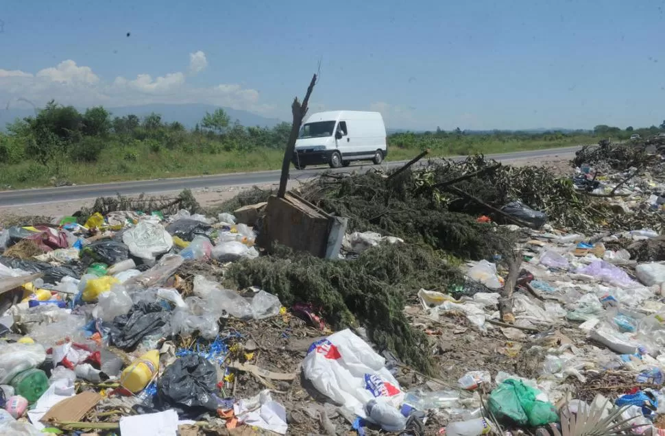 Residuos domiciliarios, escombros y hasta animales muertos, entre una infinita variedad de desperdicios, se acumulan a sólo dos kilómetros del acceso de San Miguel de Tucumán. Archivo la gaceta 