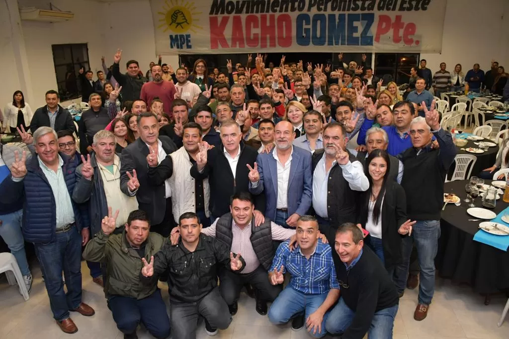 EN LA SECCIÓN ESTE. Jaldo compartió con dirigentes de la corriente peronista encabezada por Cacho Gómez. Foto: Prensa Gobernación