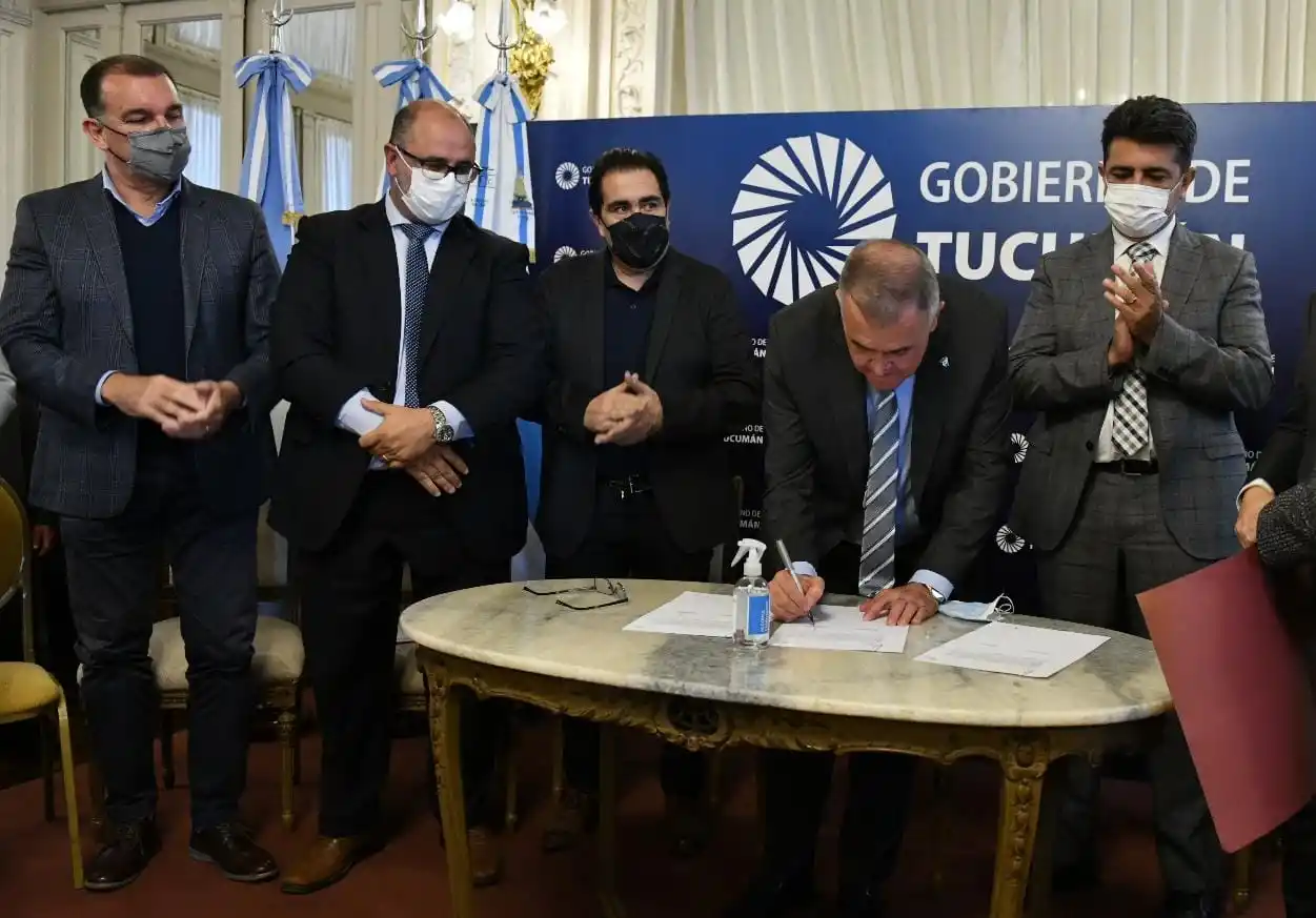 EN CASA DE GOBIERNO. Jaldo encabezó el acto por la tarifa social eléctrica. Foto: prensa Gobernación