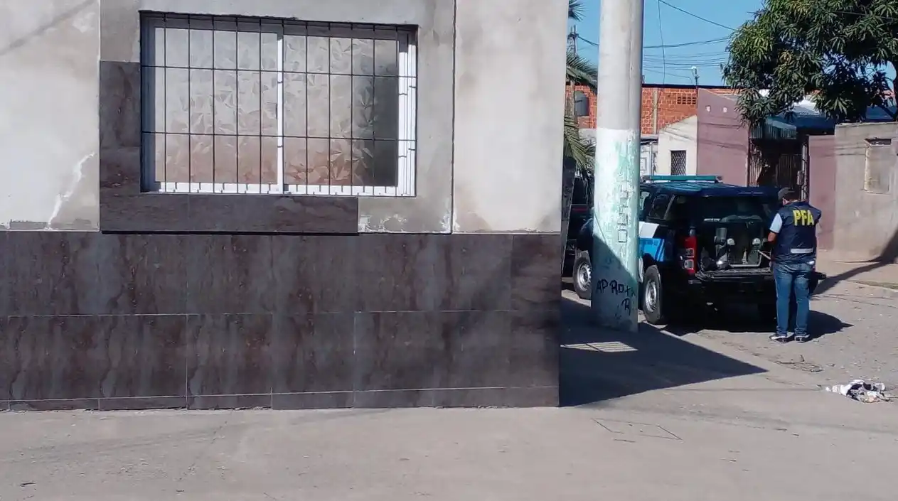 Agentes federales concretan una medida judicial. 