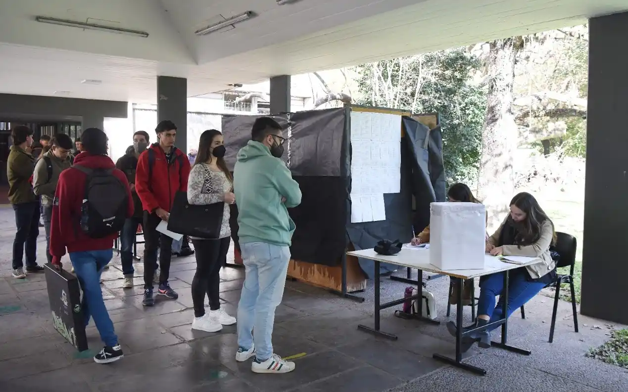 Votación en la Facultad de Arquitectura. LA GACETA / ANALÍA JARAMILLO 