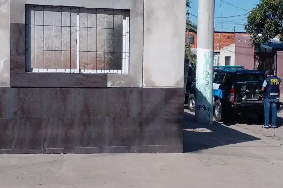 Agentes federales concretan una medida judicial. 