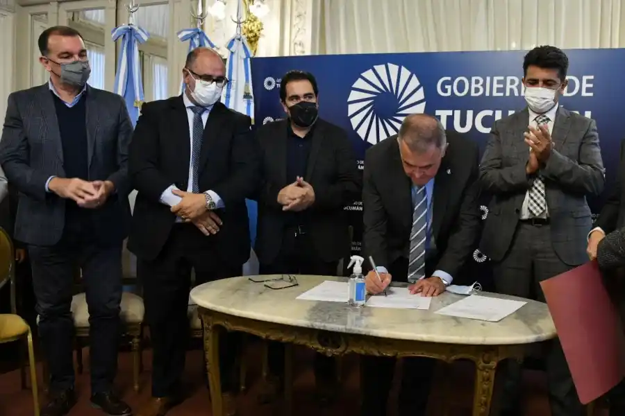 EN CASA DE GOBIERNO. Jaldo encabezó el acto por la tarifa social eléctrica. Foto: prensa Gobernación