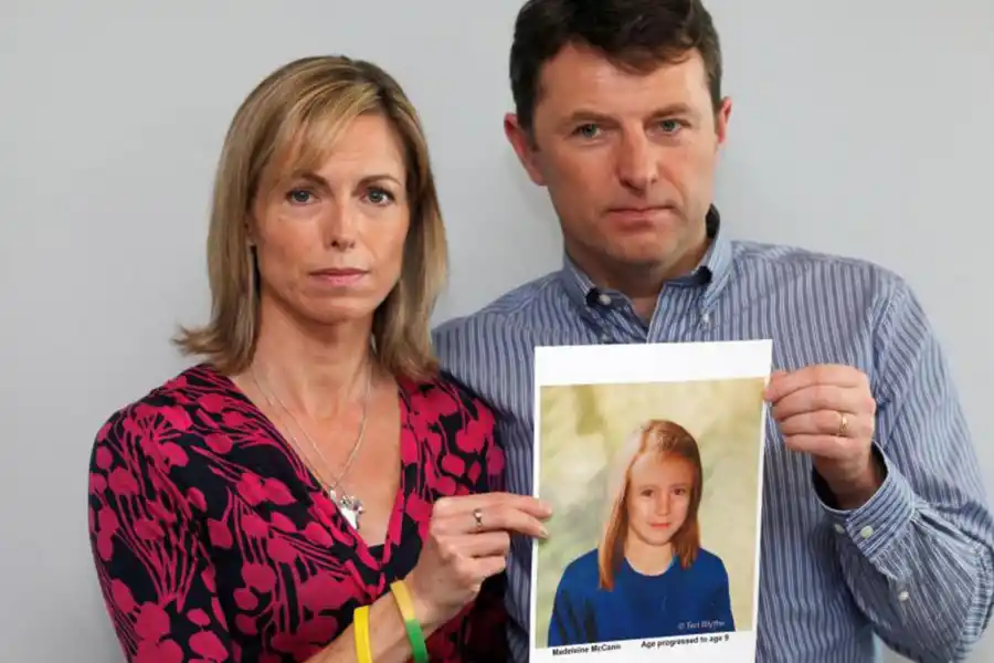 Los padres de Madeleine McCann junto a una foto actualizada de la menor desaparecida