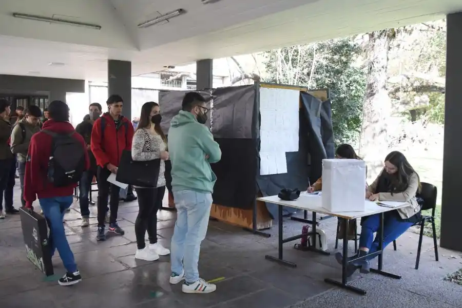 Votación en la Facultad de Arquitectura. LA GACETA / ANALÍA JARAMILLO 